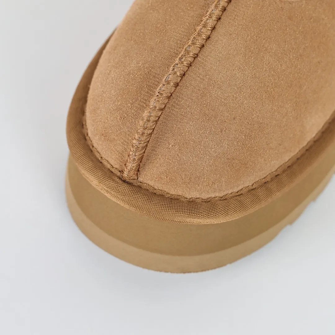 Pick up locally 💰460, the core recommendation is good price E4 UGG Tazite thick-soled autumn and winter sheep fur integrated snow boots, Xiaohongshu hot style, Henan Longfeng leather production, cashmere insoles, keeping warm in winter, and a very suitable choice for home use. In the new year, uug launched a style series, which is partially biased towards the preferences of young consumers, and has also been at the forefront of fashion trends. The material of the shoe body is UGGPURE™ implanted wool insole. Lightweight, non-slip and comfortable rubber outsole. With brand LOGO and complete packaging. Size: 35 36 37 38 39 40. It is recommended to choose one size larger.